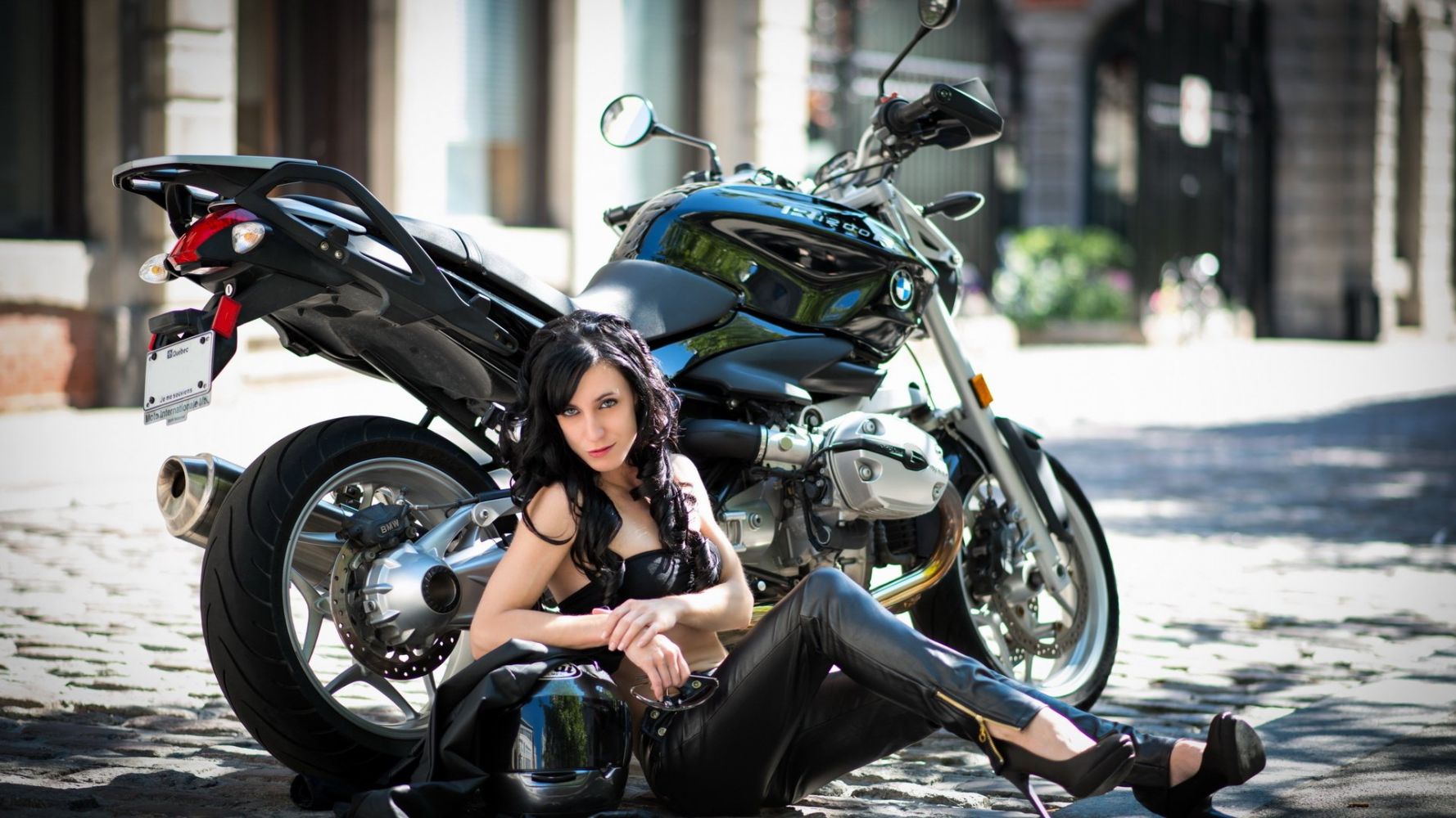 Fresh photos, fresh mood — European women on bikes online in Kinshasa