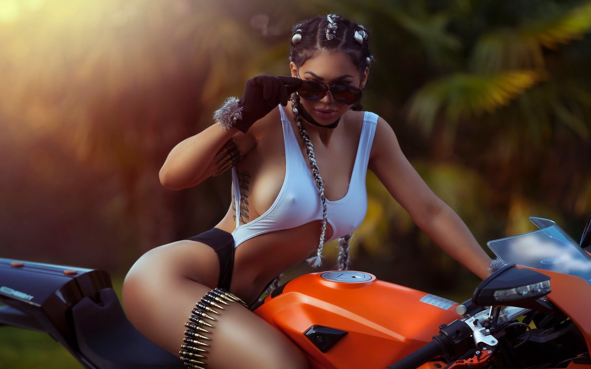 Take a pause and enjoy Girls with tattoos and motorcycles — streaming from Kinshasa