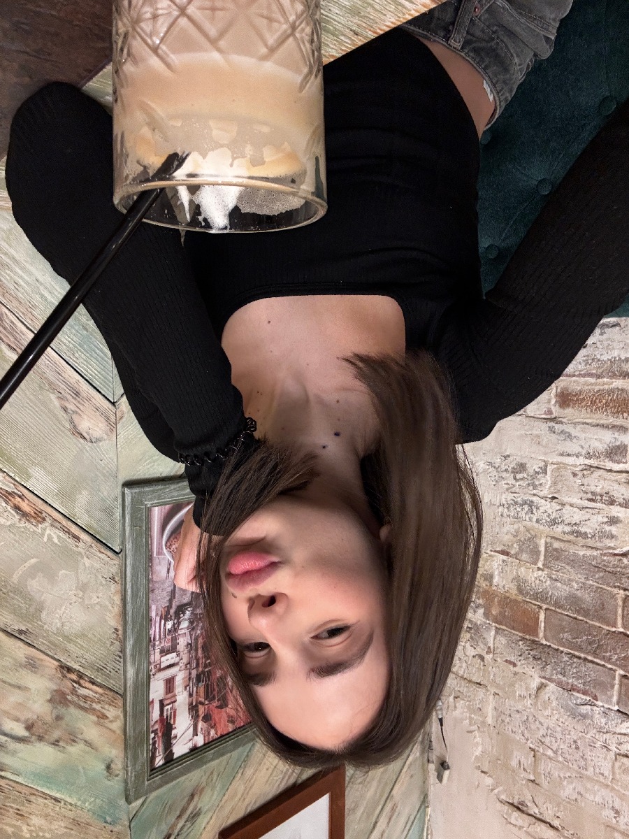 Fresh photos, fresh mood — Tina online in Kinshasa